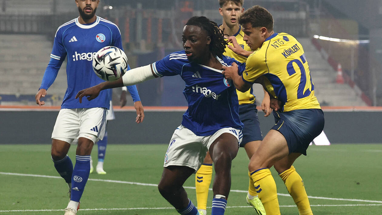 Écran de télévision affichant un match de football européen, pour savoir sur quelle chaîne suivre Strasbourg Brondby