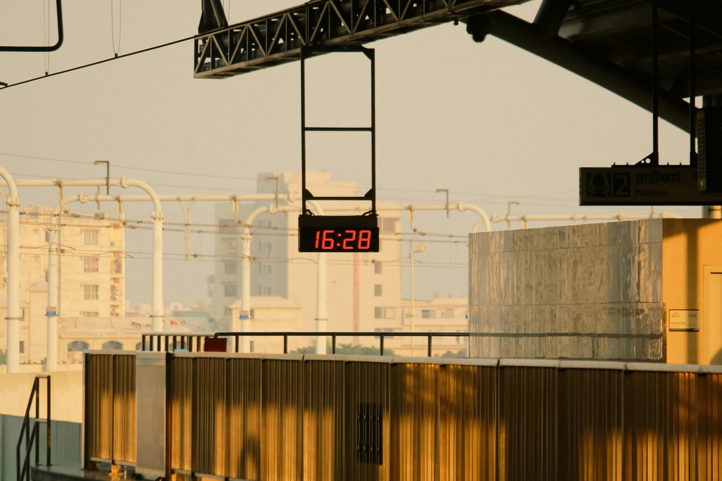 Horloge affichant 16h16, heure miroir symbole de réajustement et d'équilibre