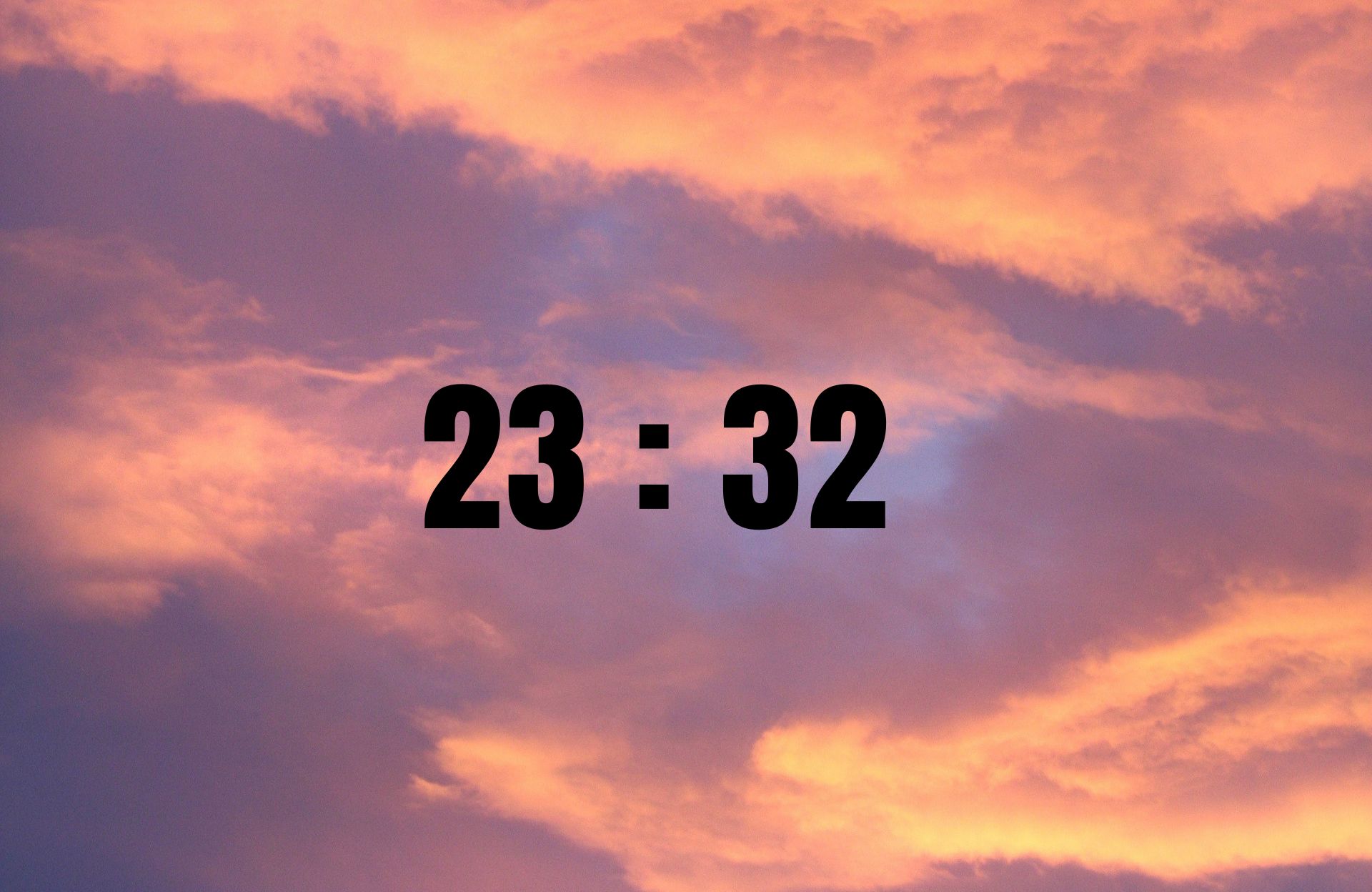 Horloge affichant 23h32, heure miroir inversée, éclairée dans une chambre le soir