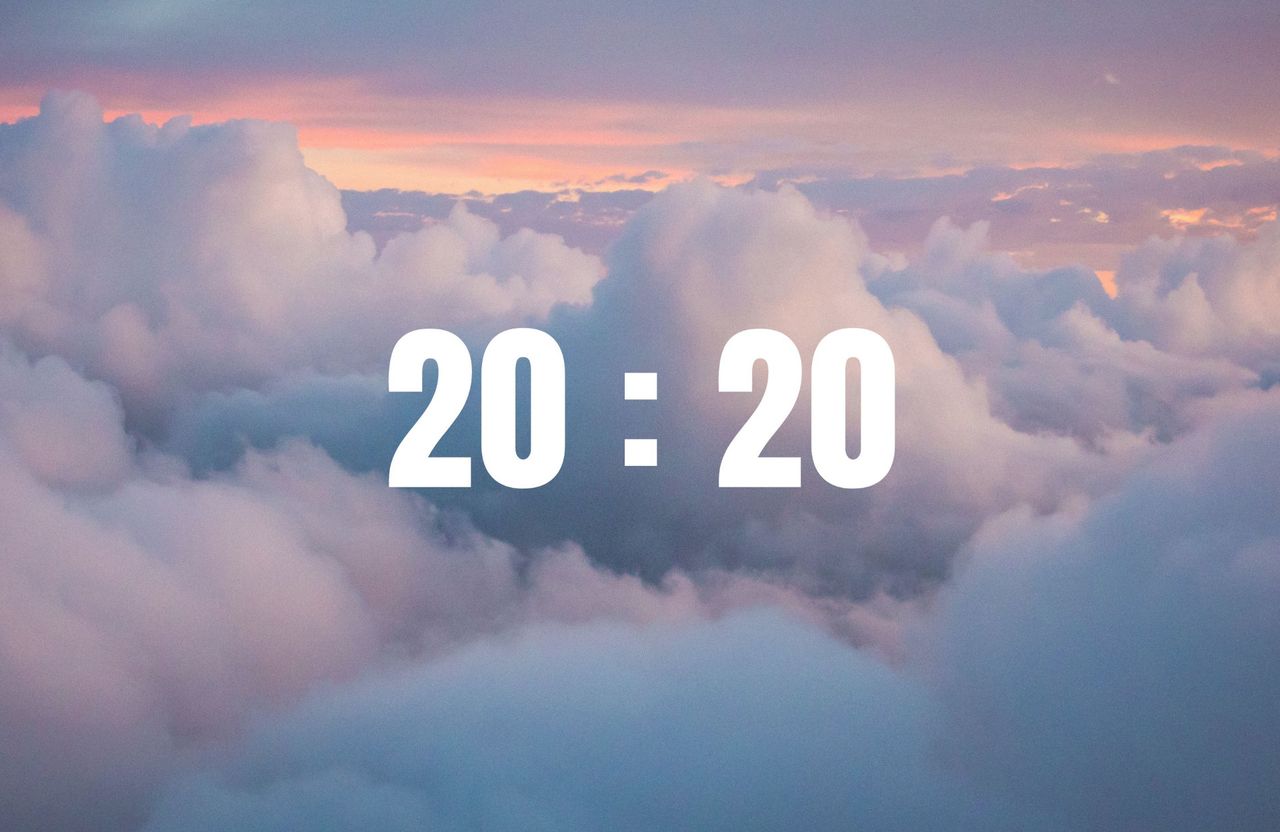 Horloge numérique affichant 20h20, heure miroir du soir