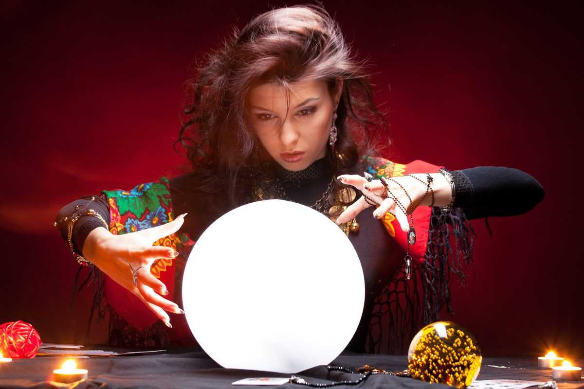 Boule de cristal oui non posée sur un support, éclairée pour un tirage divinatoire