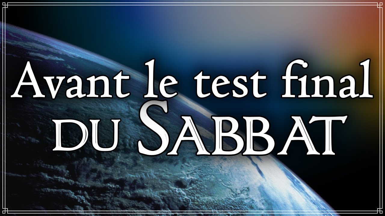 Bible ouverte et manuel d'étude de l'école du sabbat posés sur une table