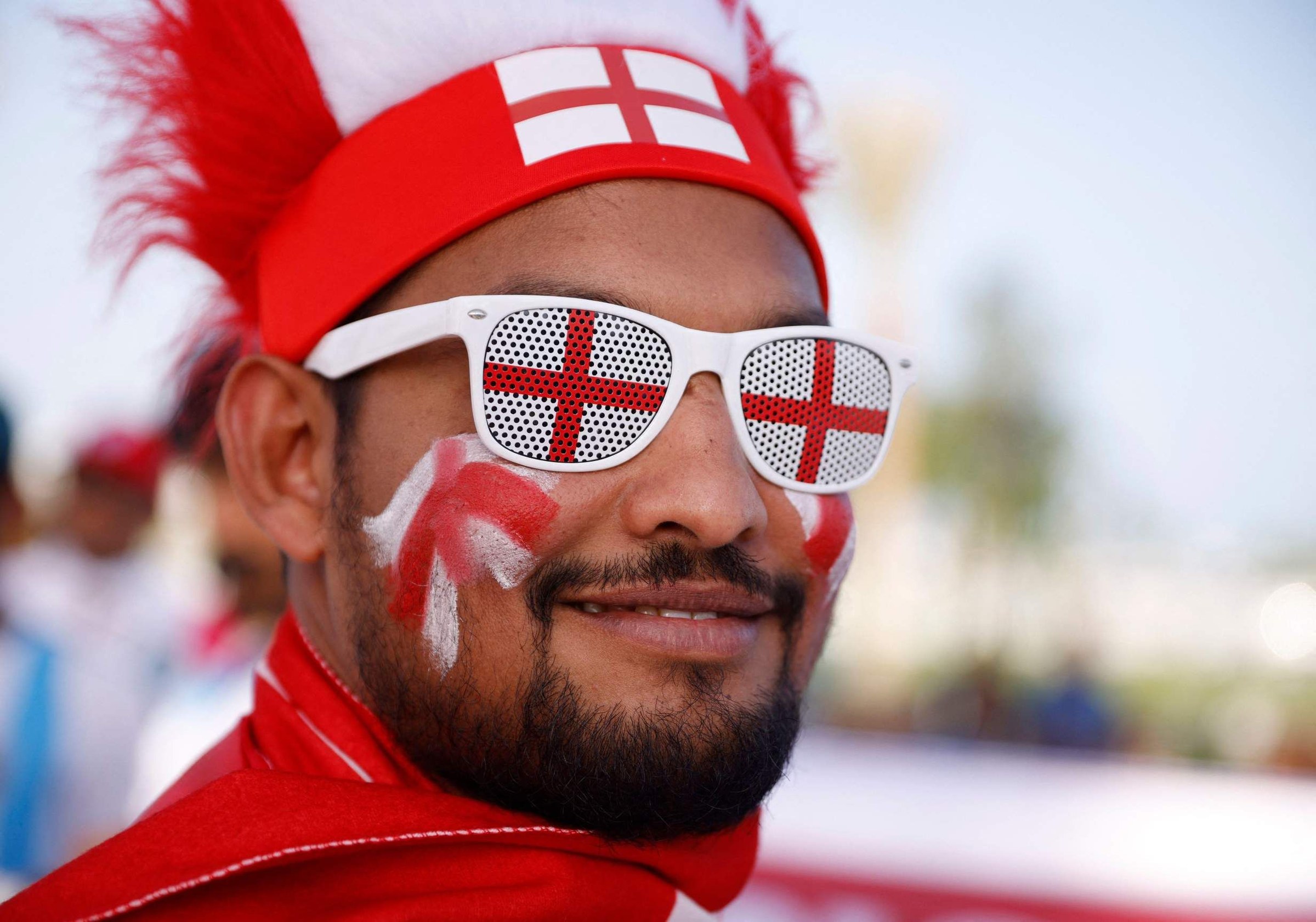 Supporters de football dans une tribune avec écharpes et maillots porte-bonheur